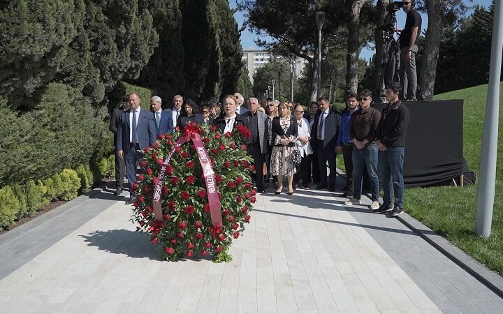 ADMIU-nun kollektivi ümummilli lider Heydər Əliyevin məzarını ziyarət edib