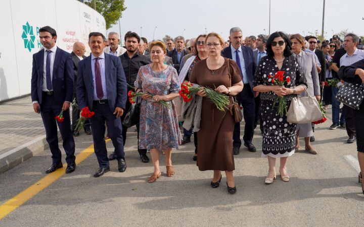 ADMİU-nun kollektivi Zəfər parkını ziyarət edib