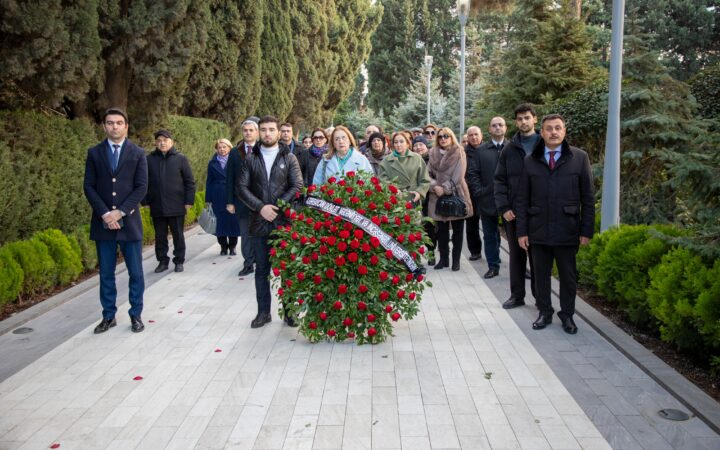 ADMİU-nun kollektivi Ulu Öndərin məzarını ziyarət edib