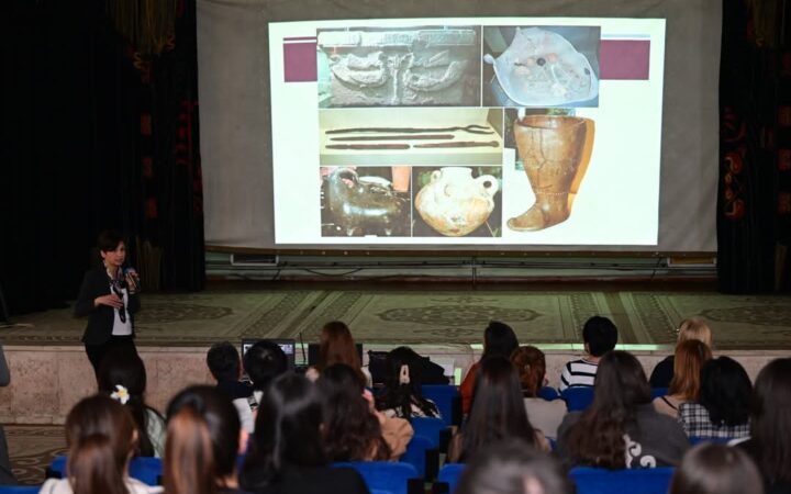 ADMİU-nun prorektoru Sevil Kərimova Bişkekdə mühazirə keçib