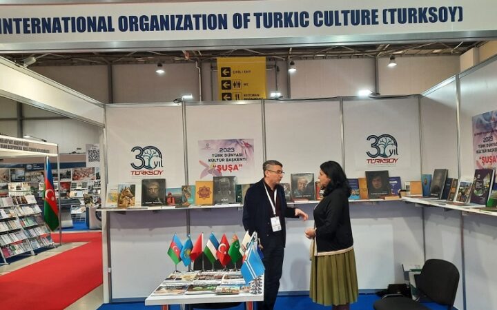 Türksoy-un kitab hədiyyəsi