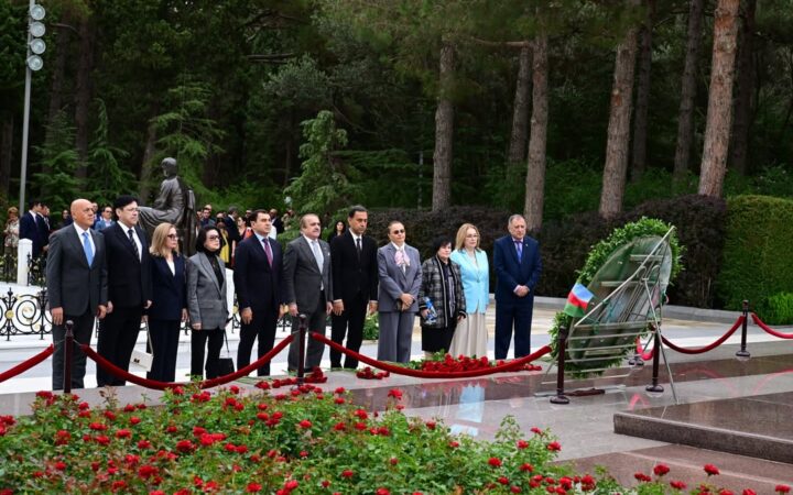 Milli Musiqi Günündə Üzeyir Hacıbəylinin məzarı ziyarət olunub